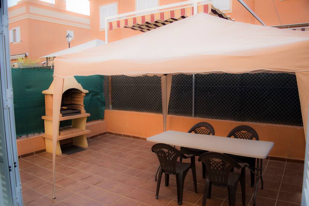 Amplio patio trasero con barbacoa