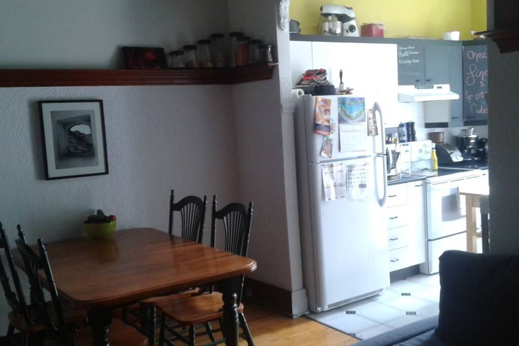Cuisine ouverte sur la salle à manger et le salon, pour un espace convivial