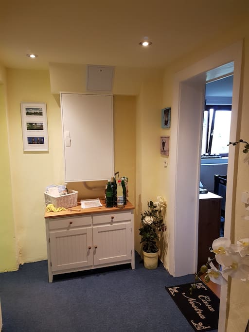 Der Flur vor unserer Ferienwohnung! Rechts geht es in die Wohnung, links direkt in den Garten.