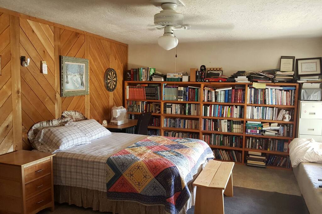 Bedroom w 2 sleeping spaces (queen & double bed)