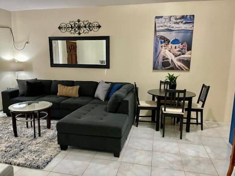 Beautiful condo less than 1 min from the beach!