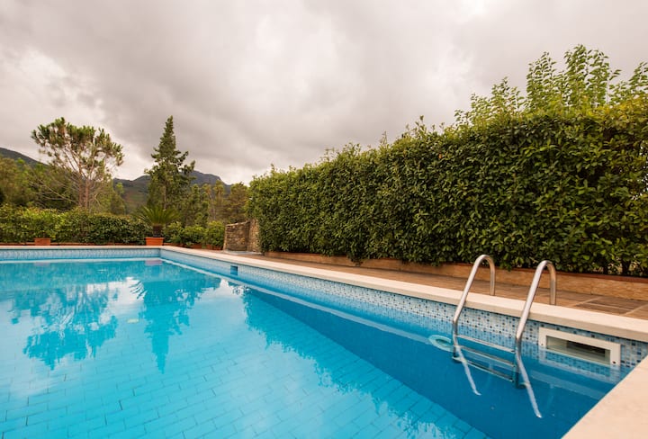 Green Country House Garden and Pool