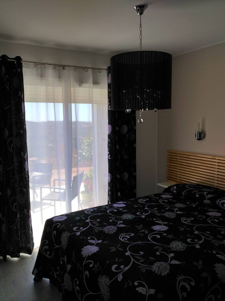 habitación con cama grande, terraza