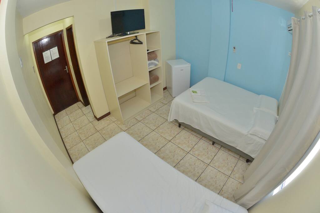 quarto com ar condicionado, tv tela plana e frigobar