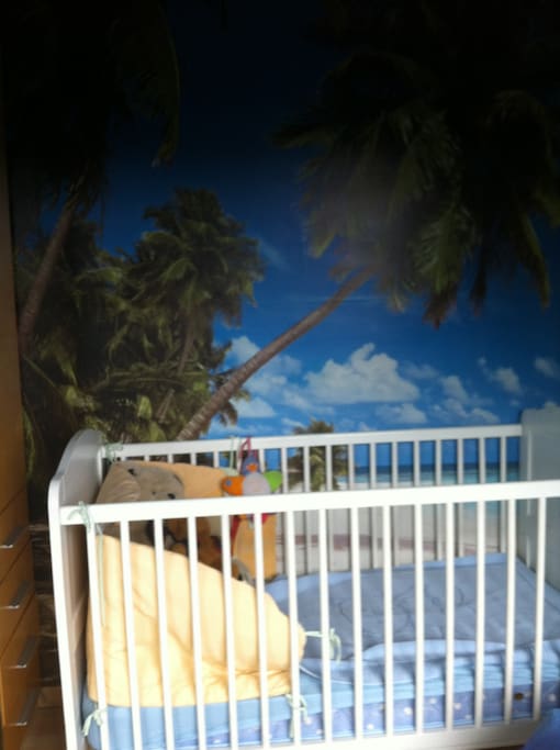 Habitación "Tropical"con cama doble y cuna, todo para tu bebe
