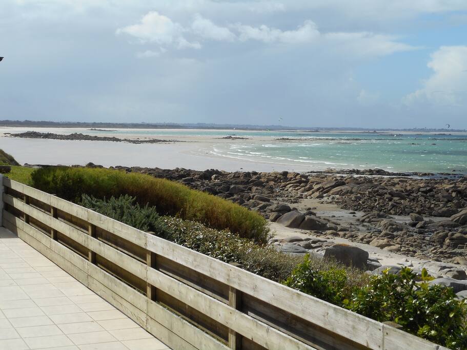 Vue panoramique de la grande terrasse avec au fond les magnifiques plages de Keremma