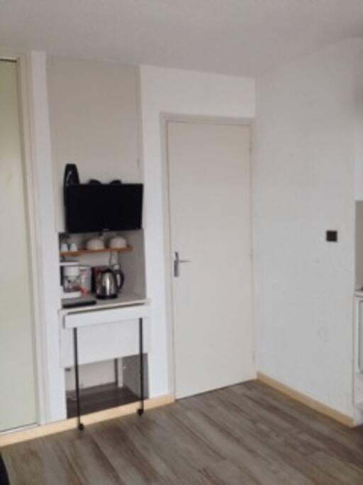 Coin repas
table retractable
espace bouilloire cafetière
TV écran plat