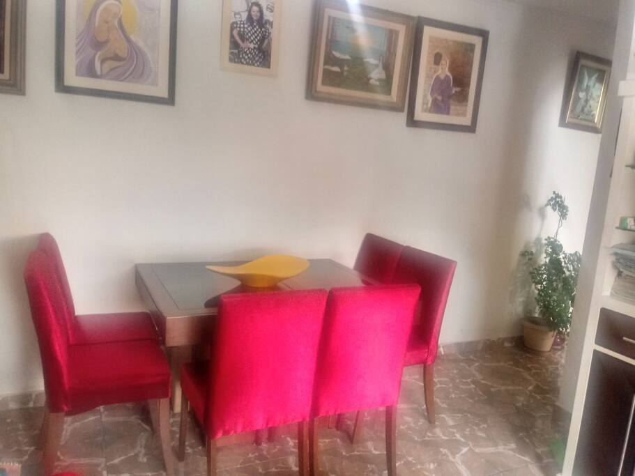 Mesa retrátil com 6 cadeiras