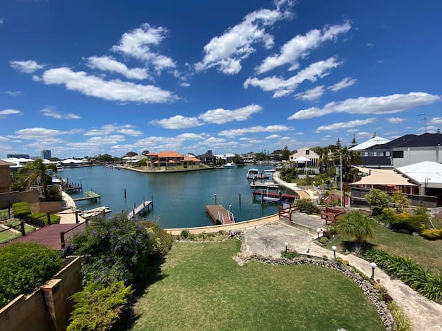 Canal Villa with floating jetty in Mandurah gallery image 2