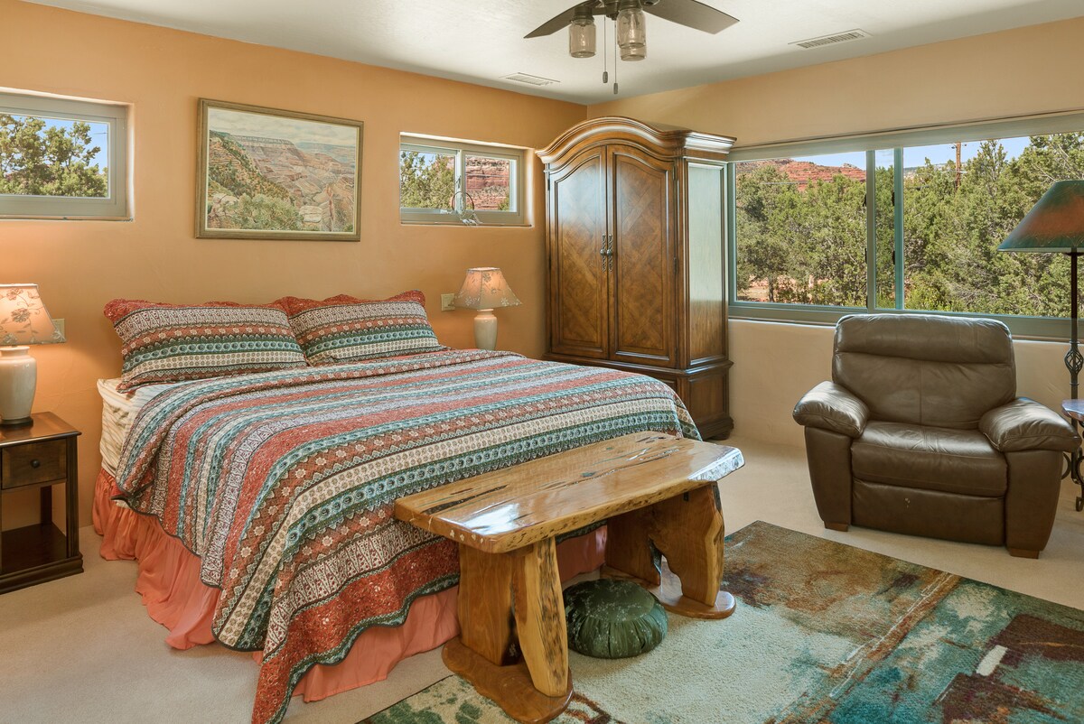 Hlavný apartmán s manželskou posteľou King na poschodí s vlastnou kúpeľňou, prístupom na predný balkón a nádherným výhľadom!