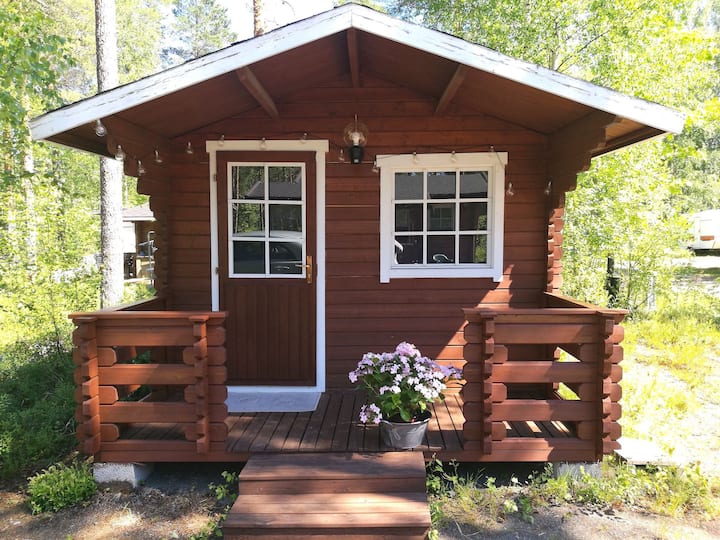 Aitta, jossa 2 nukuttava divaanivuodesohva ja yksittäinen patja. Tyynyt ja peitot löytyvät sohvan sisältä. Veden- ja kahvinkeitin, mukit, kirjoja, TV, DVD-soitin ja -elokuvia, lipasto, sähköpatteri, hiustenkuivaaja, silitysrauta (silityslauta löytyy varastosta). Laskeja kolmelle, yksi 140 cm leveä diivan vetää ulos sohva ja ylimääräinen patja. TV, DVD-soitin ja muutamia elokuvia, kirjoja, hiustenkuivaaja, silitysrauta (silityslauta on säilytystilassa), peili, teen ja kahvinkeitin, kupit. Huovat ja tyynyt ovat divanin ja sohvan alla.