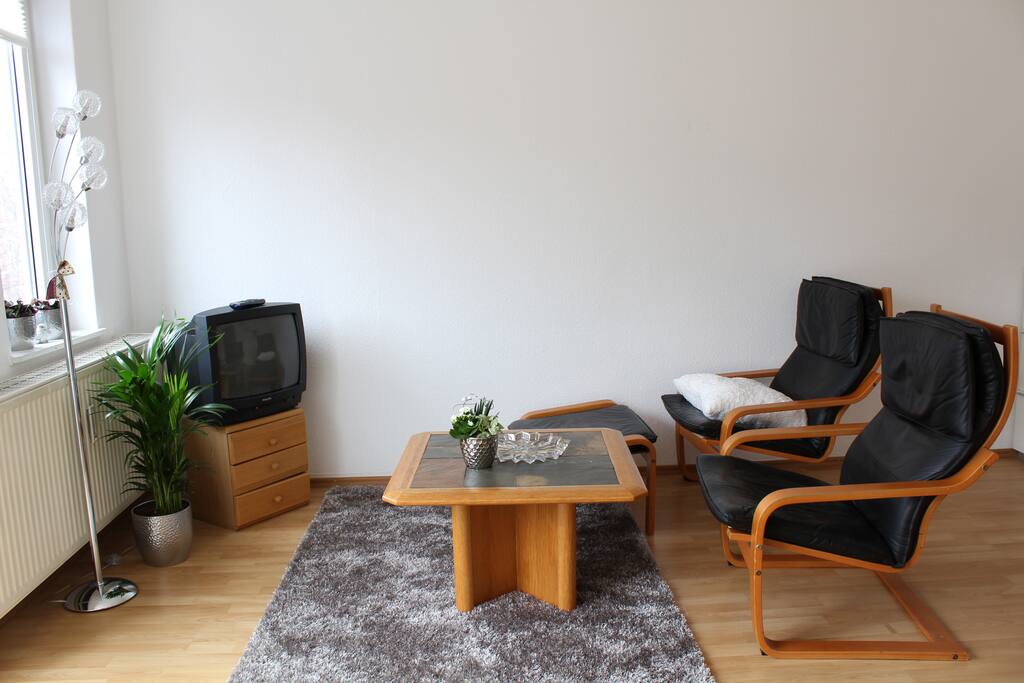 Wohnbereich mit gemütlicher Sitzecke und TV