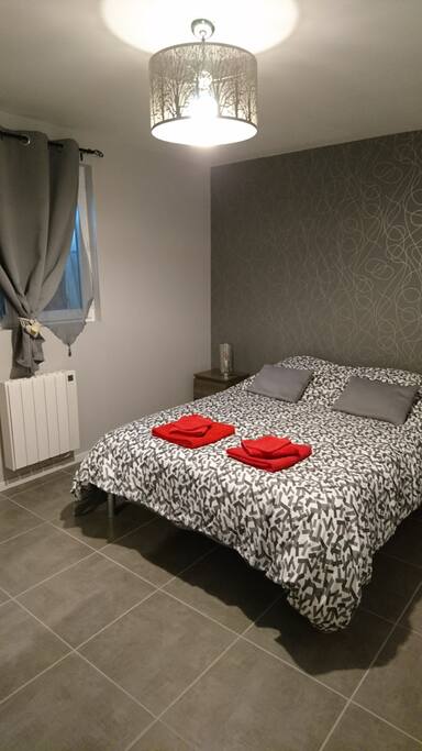 Chambre avec lit double et armoire