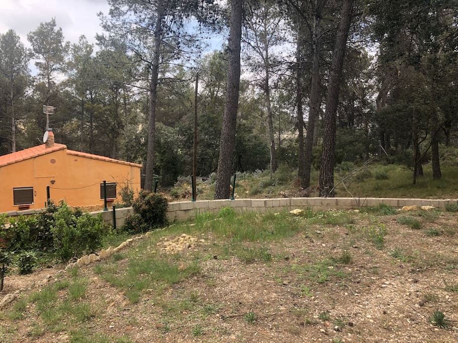 entrada con zona de aparcamiento