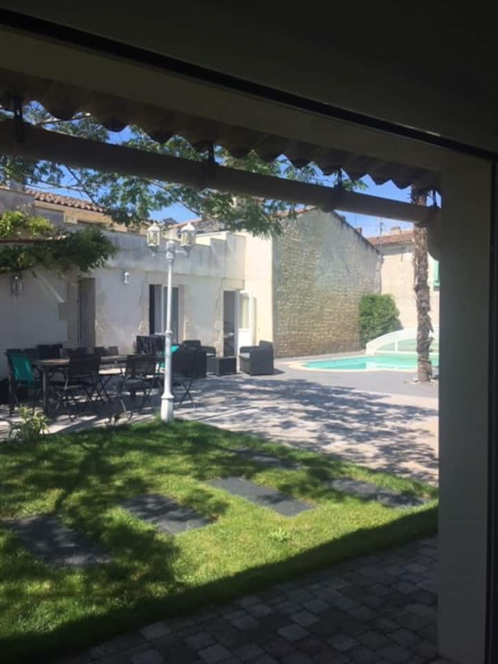 Nice outbuilding with swimming pool between land and sea! Guesthouses