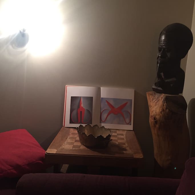 ma collection de livre d'arts et d'objets glanés au cours de mes voyages enjoliveront votre séjour