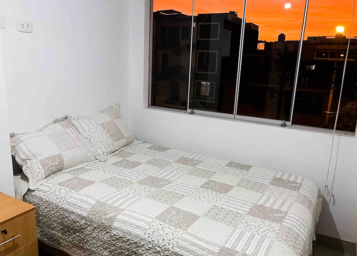 חדר שינה מס '1: עם ארון ומיטה לשינה של שניים
