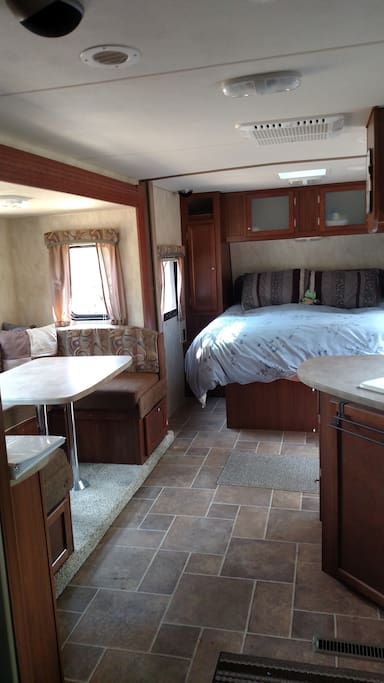 Full kitchen/lg.fridge/freezer