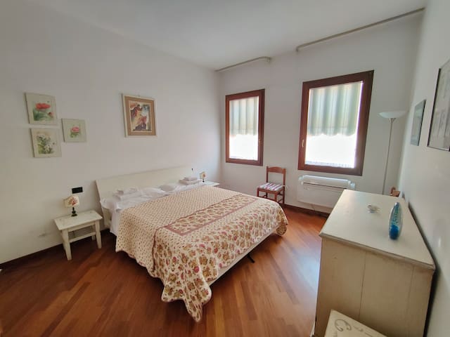 2 steps from the train station and parking