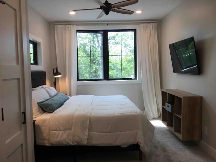 Dhoma e gjumit 4 - krevat dopio "king" + televizor inteligjent,
Niveli i sipërm