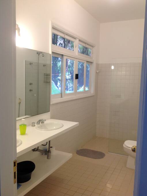 Banheiro com duas pias e ducha com aquecimento externo