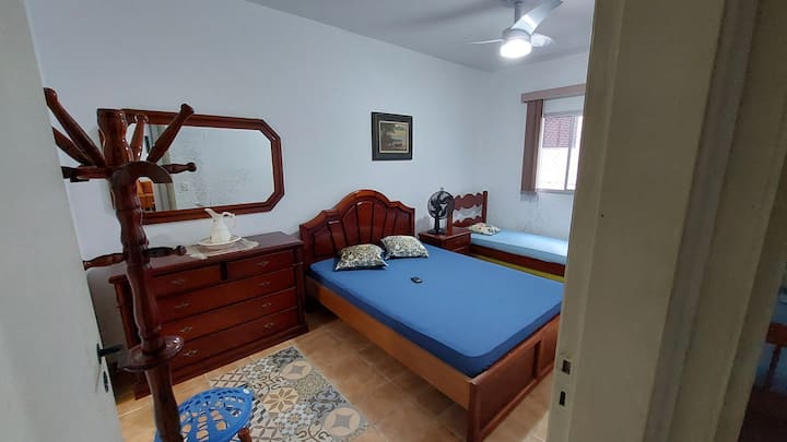 卧室套房配有吊扇、双人床和单人床，所有床垫均配有保护套。