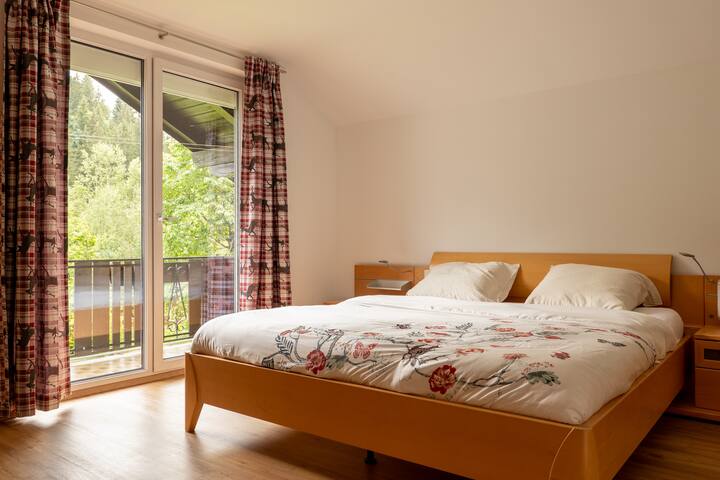 Slaapkamer met balkondeuren/Schlafzimmer  mit Türen zum Balkon/Bedroom with doors to balcony