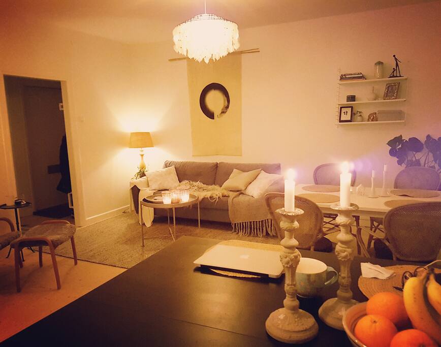 Trevligt vardagsrum med öppen planlösning mot köket. Bäddsoffa med plats för två.
