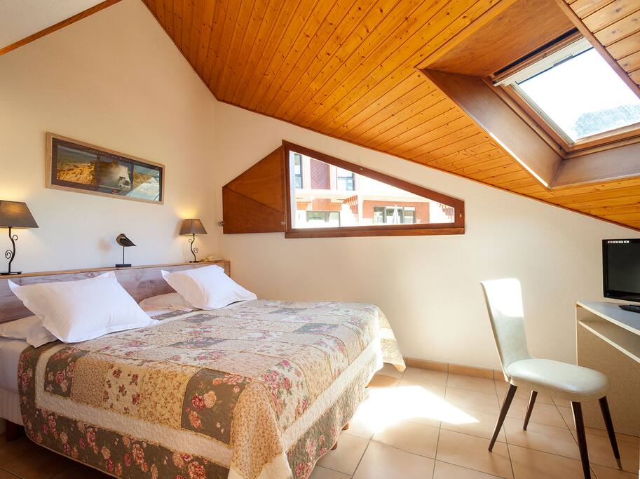 chambre avec 1 lit de 180