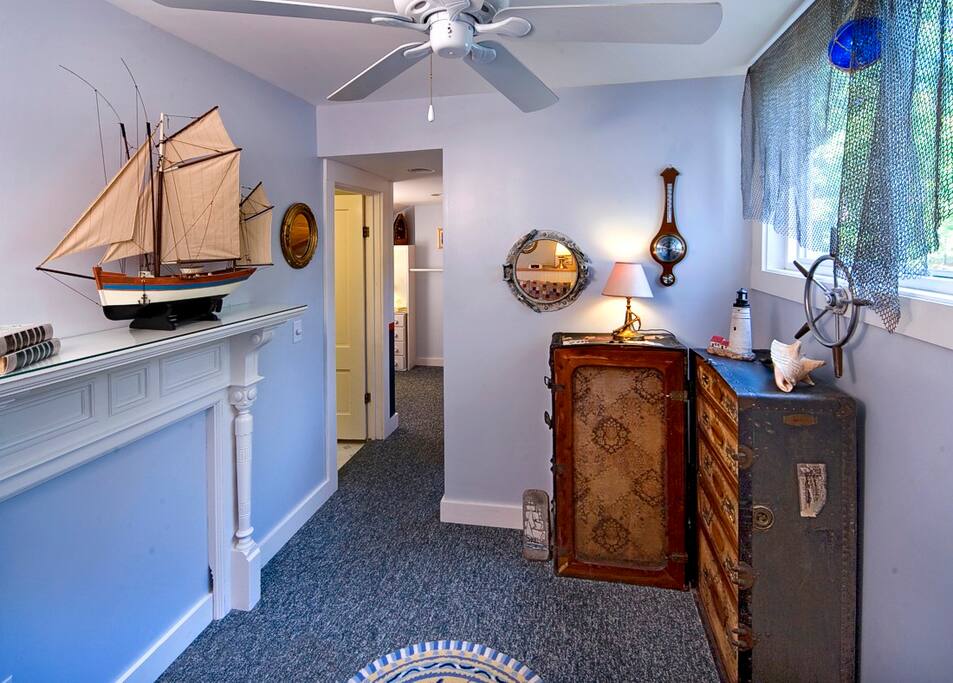 A small sitting room