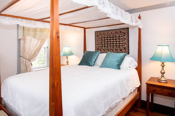 Bedroom (Queen) on 2nd floor 