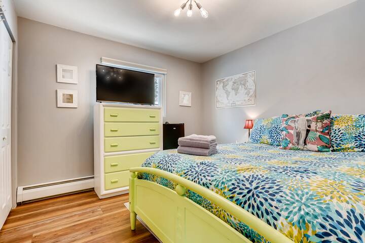 Private Bed & Shared Bath w/Mini-fridge & Free Bus