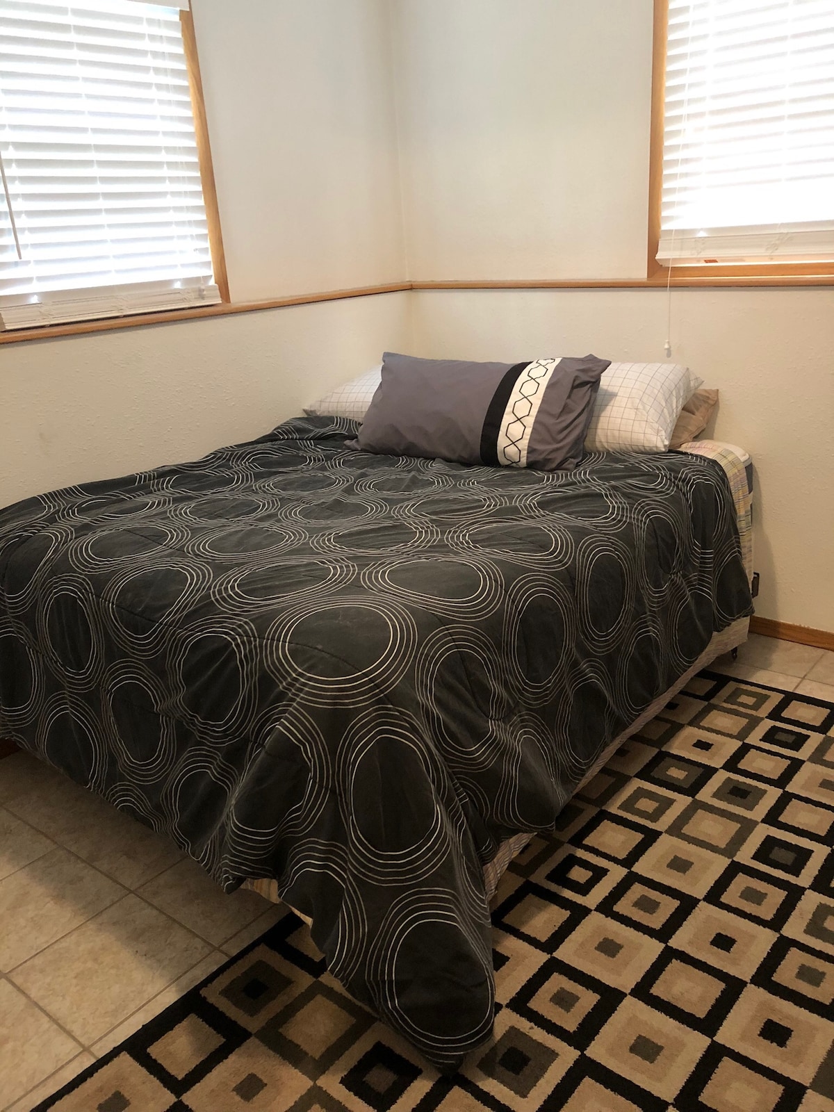 Брачен кревет (широк 150-179 см) на пониско ниво. 