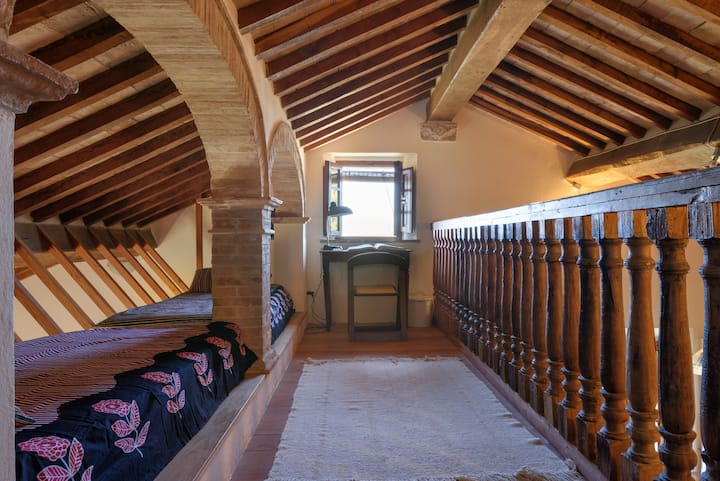 Loft má malú pracovnú alebo pracovnú stanicu a dve lôžka (spálňa 3)