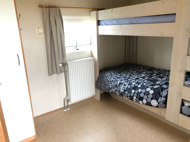 2. Schlafzimmer mit Etagenbett und zusätzlicher Matratze für die 5. Person