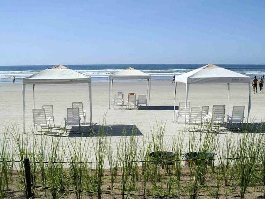 Barracas de praia do condomínio -
Condo`s beach tents