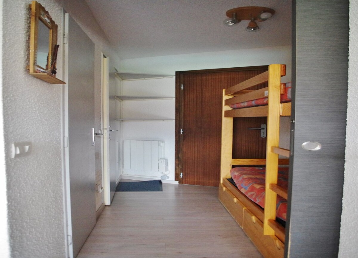 พื้นที่ภูเขาพร้อมเตียงสองชั้นและประตูบานเลื่อน