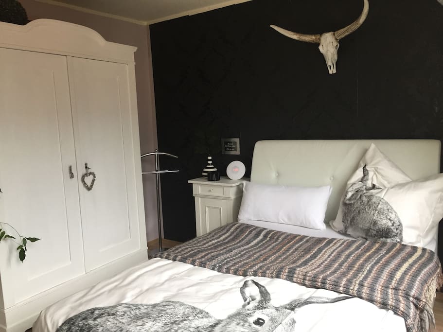 Helles, großes Schlafzimmer.