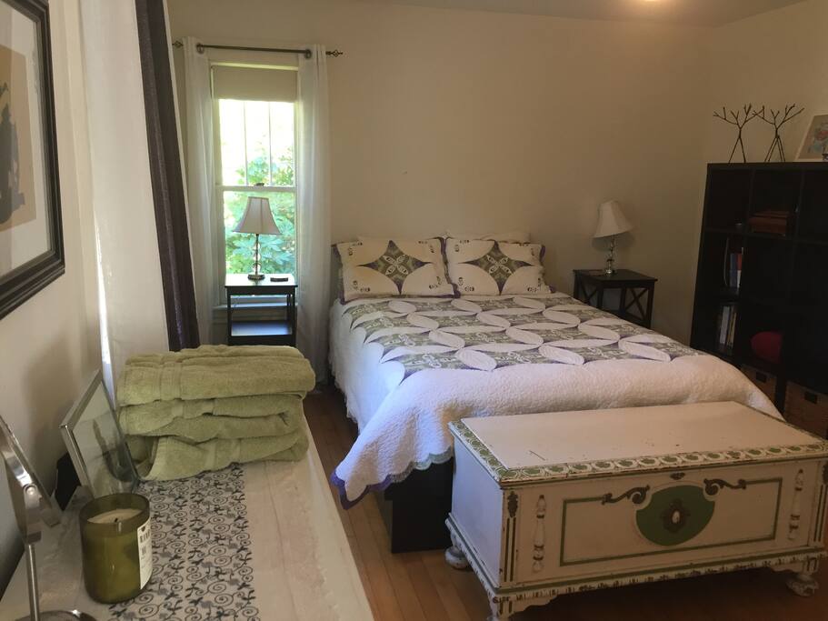Guest room - queen bed - view from ensuite bathroom