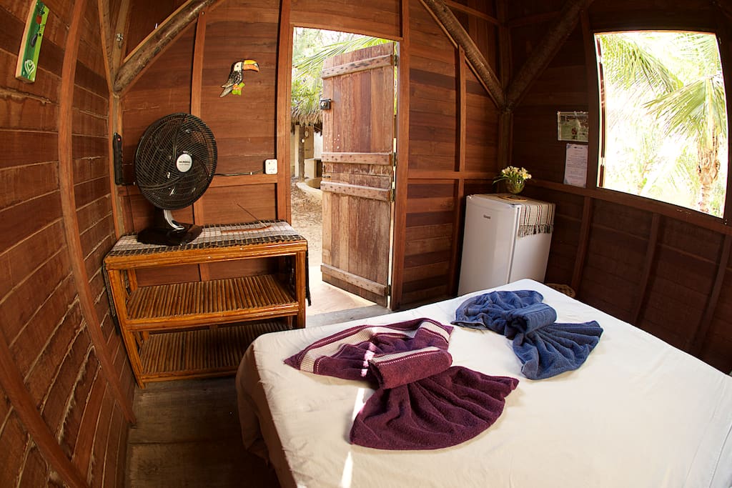 Bedroom with fan and mini fridge. Quarto com frigobar e ventilador