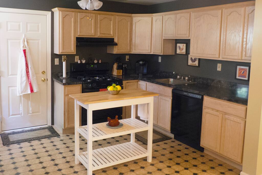 Kitchen has plenty of room for meal prep and hanging out