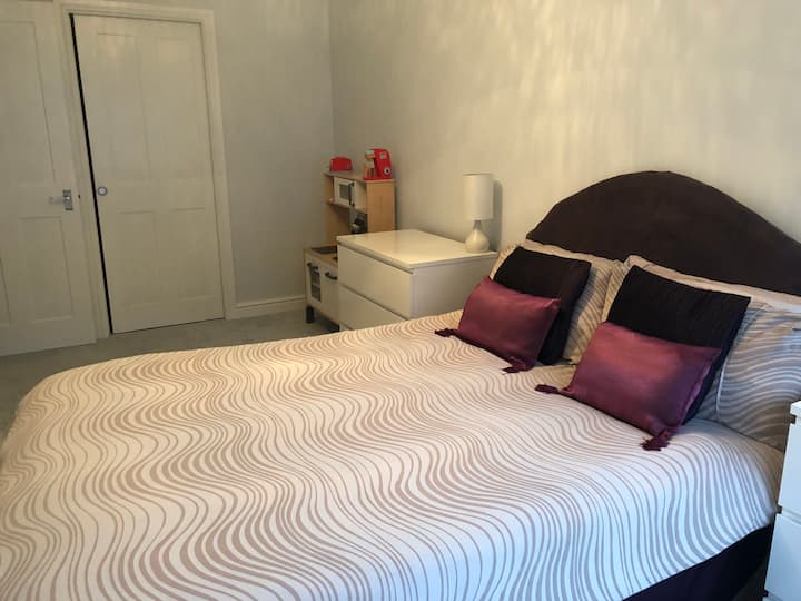 Dhomë gjumi "king size" me suitë