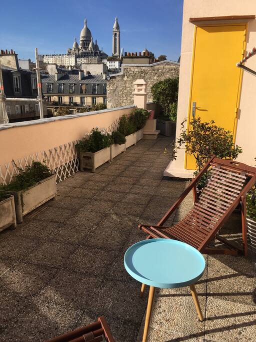 La vue du salon.