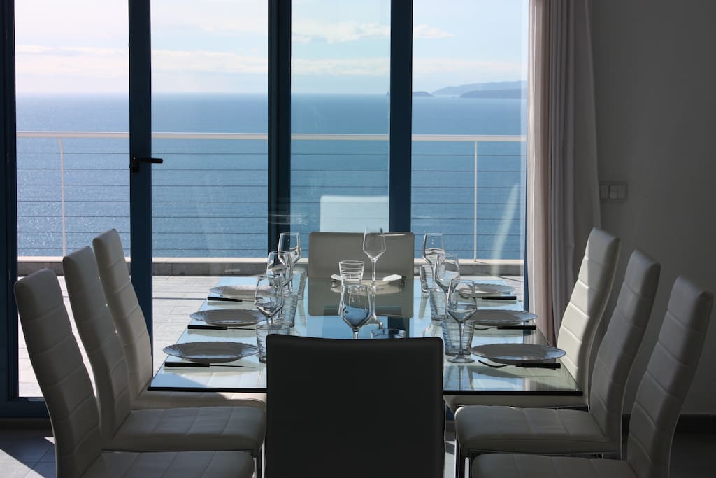 Salle à manger avec accès direct à la terrasse