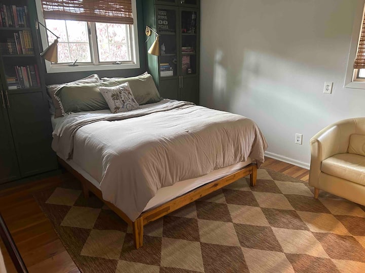 Брачен кревет (широк 150-179 см) со душек на горниот дел од перницата и дополнителни перници. Добро снабдени полици за книги и ѕидни светилки. Поделете ја климатизацијата/топлинскиот канал за целодневна и ноќна удобност.