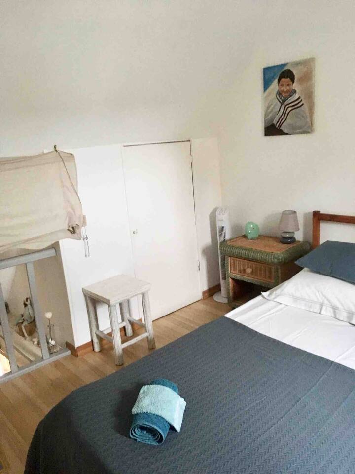 壁橱里有热水箱、吸尘器和保险箱，配有额外的枕头、羽绒被和毯子。 通风柱和小风扇可以在夏季高温期间为氛围降温。