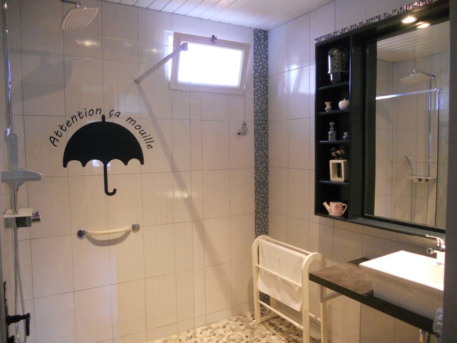 salle d'eau, avec douche Italienne.