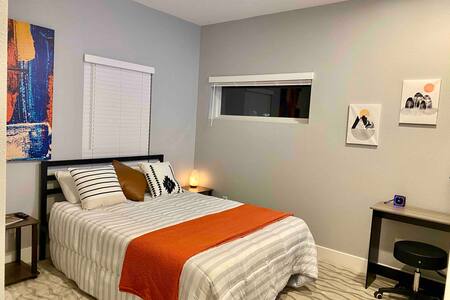 Sunset Room, New in Midtown + Smart TV + Desk