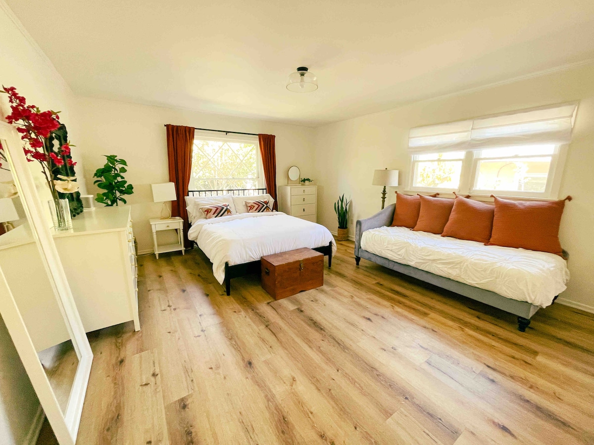 חדר שינה 2
מיטת קווין סייז ומיטת יחיד 