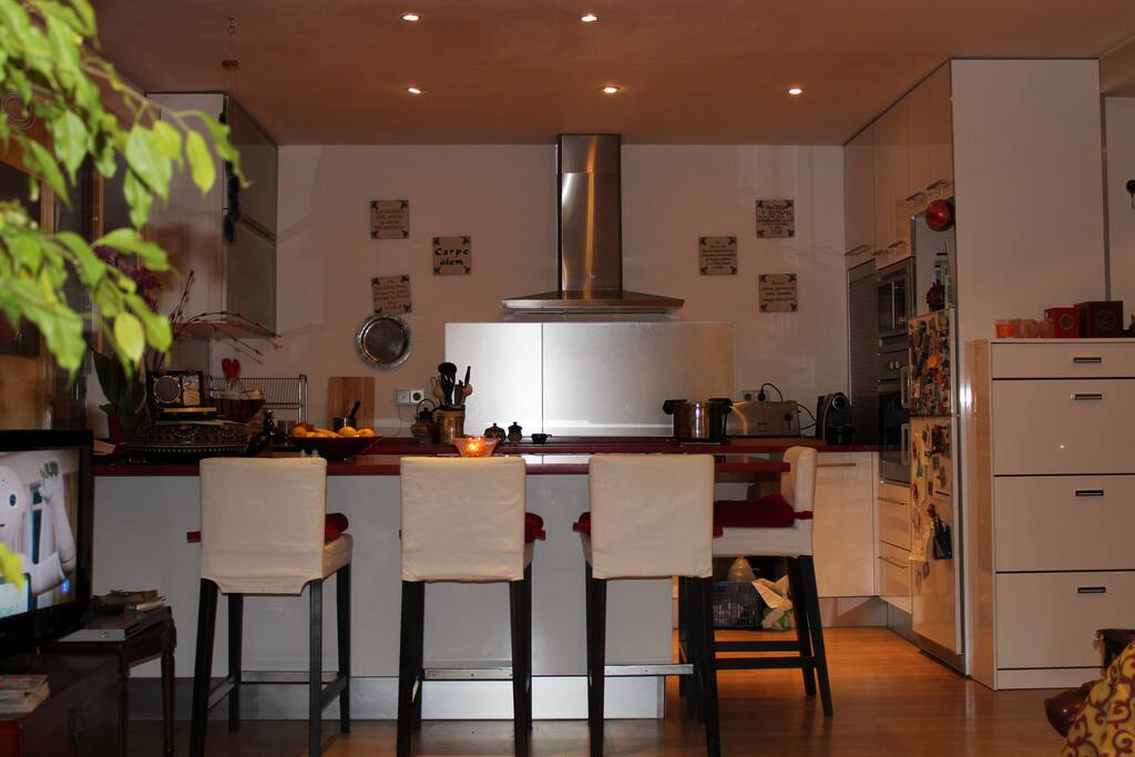 Amplia cocina open space abierta al salón.